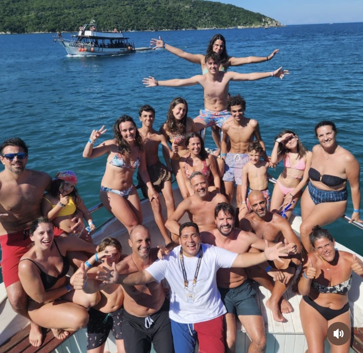 Grupo em barco no Arraial