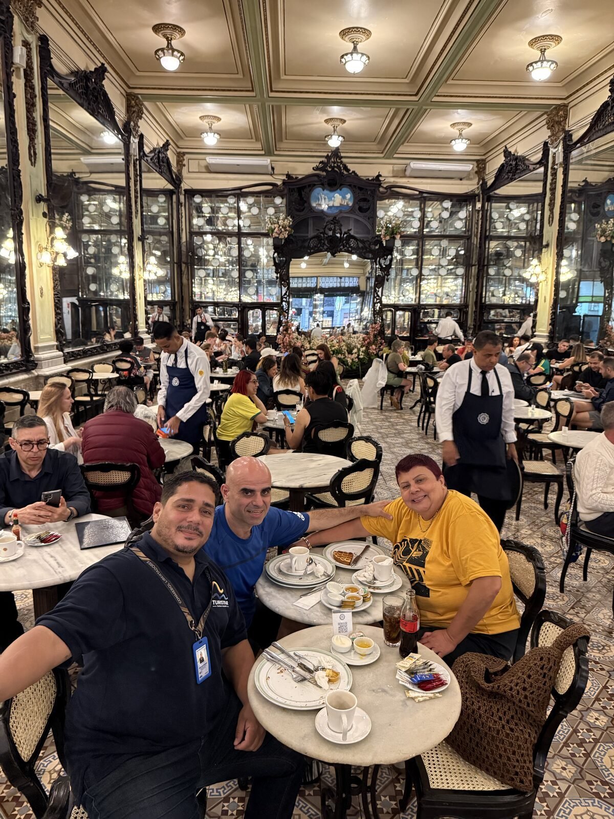 Clientes na Confeitaria Colombo