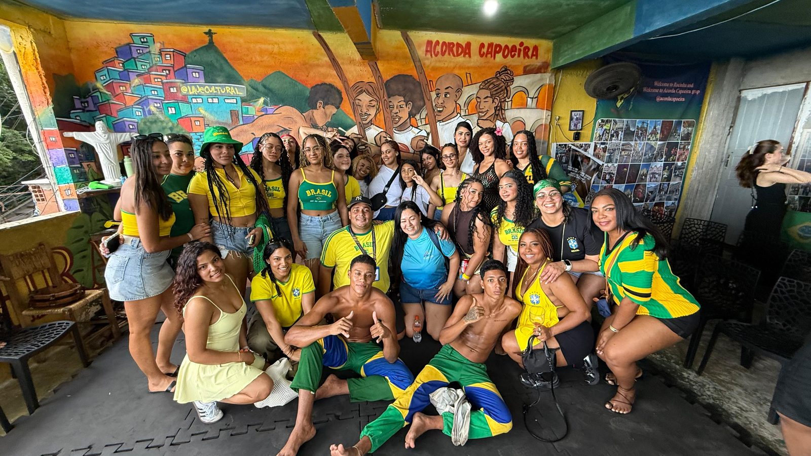 Grupo em roda de capoeira