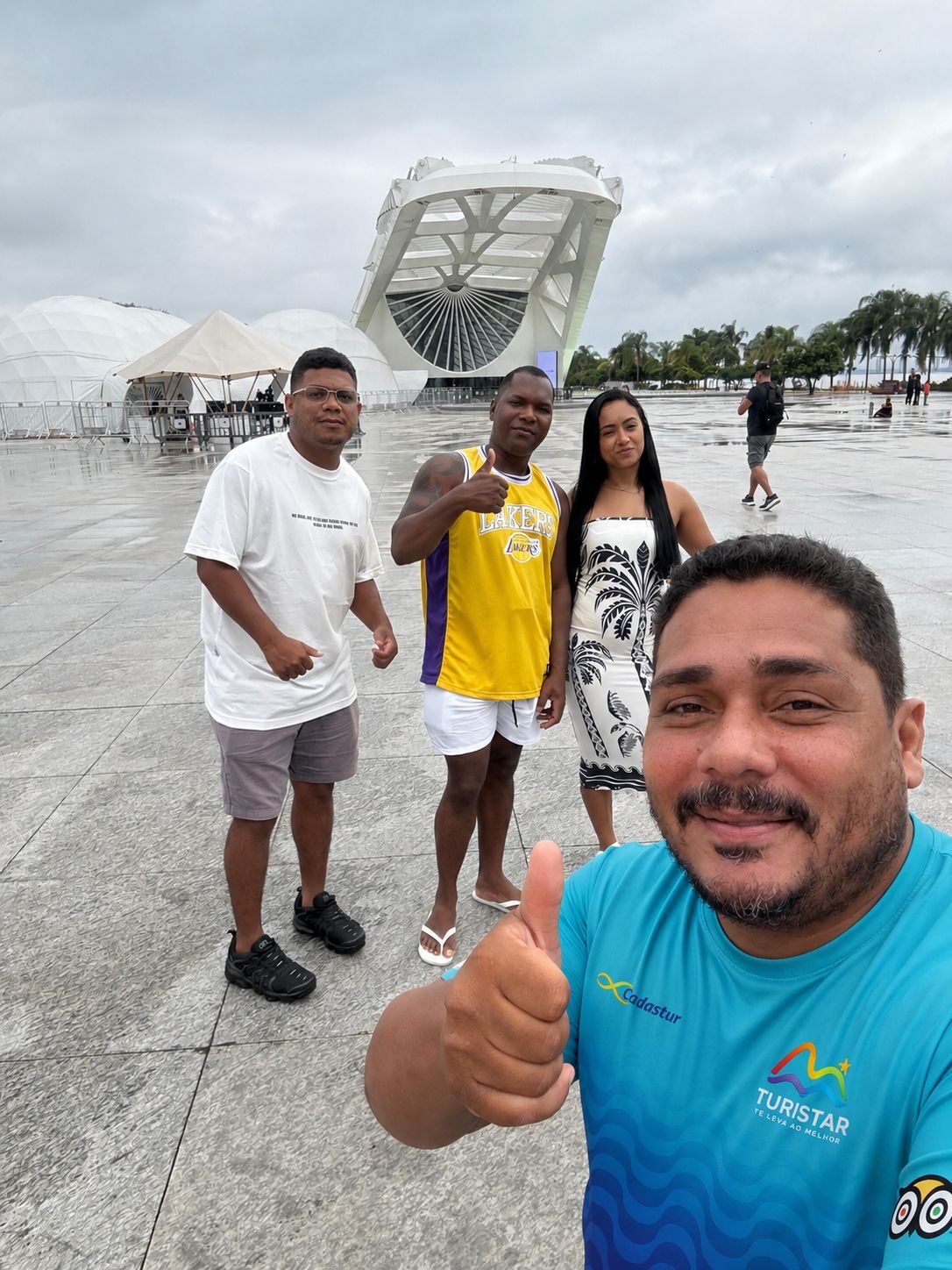 Clientes em frente ao Museu do Amanhã